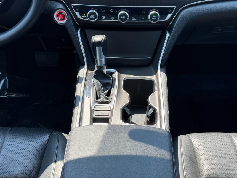 Honda Accord Sedan Vehicle Full-screen Gallery Image 15