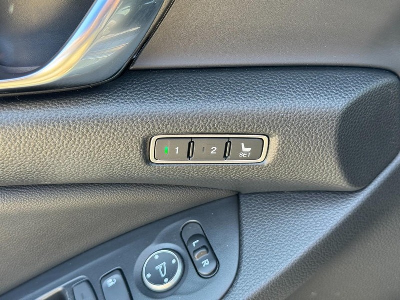 Honda Accord Sedan Vehicle Full-screen Gallery Image 17