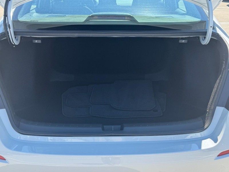 Honda Civic Sedan Hybrid Vehicle Full-screen Gallery Image 07