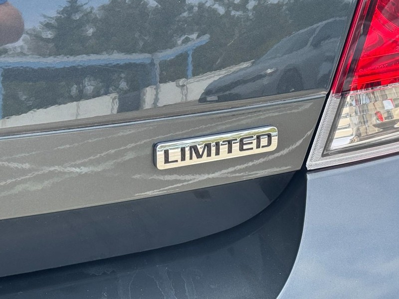 Chevrolet Impala Limited Vehicle Full-screen Gallery Image 05