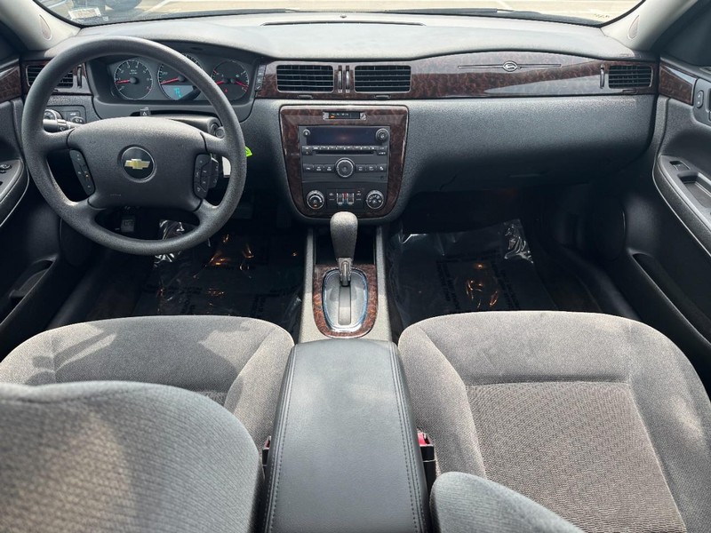 Chevrolet Impala Limited Vehicle Full-screen Gallery Image 12