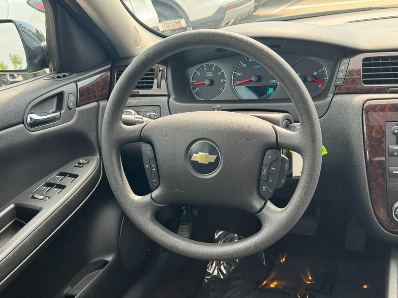 Chevrolet Impala Limited Vehicle Full-screen Gallery Image 13