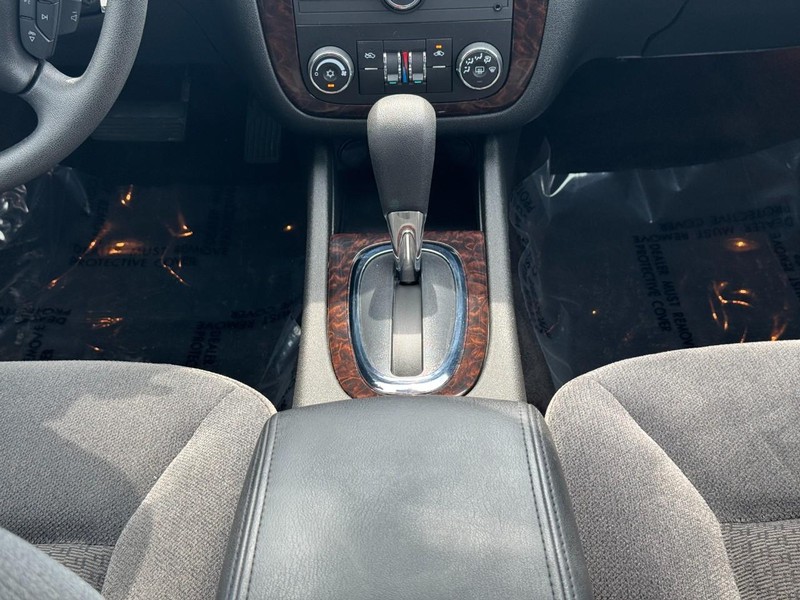 Chevrolet Impala Limited Vehicle Full-screen Gallery Image 15