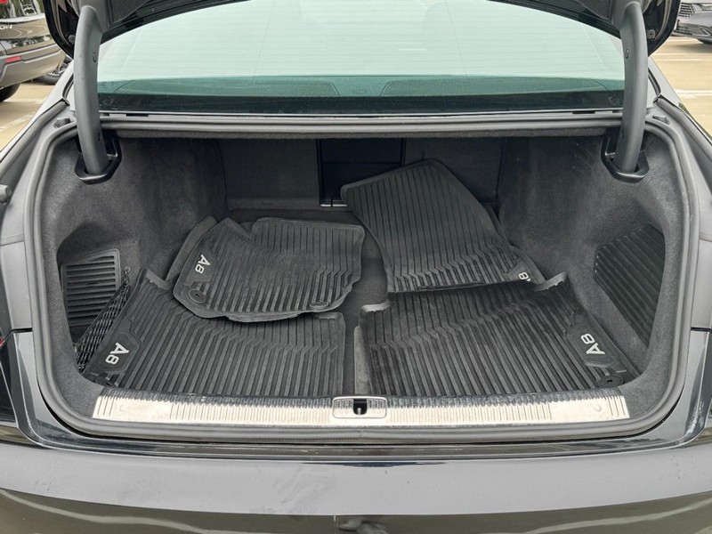 Audi A8 Vehicle Full-screen Gallery Image 05