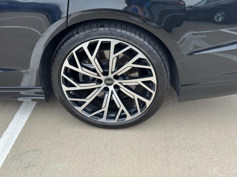 Audi A8 Vehicle Full-screen Gallery Image 07