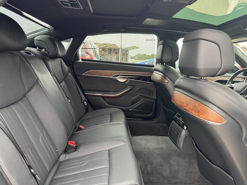 Audi A8 Vehicle Full-screen Gallery Image 10