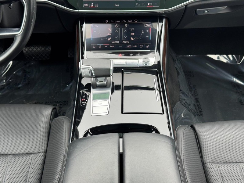 Audi A8 Vehicle Full-screen Gallery Image 14