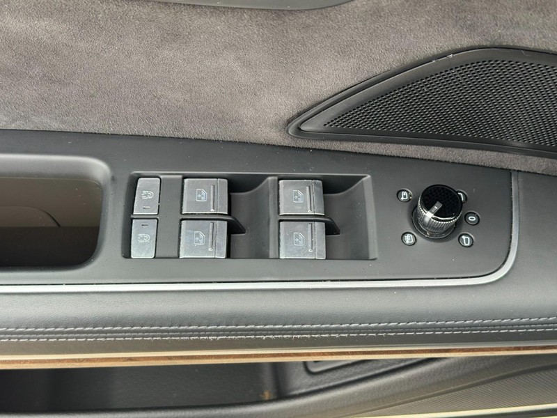 Audi A8 Vehicle Full-screen Gallery Image 15