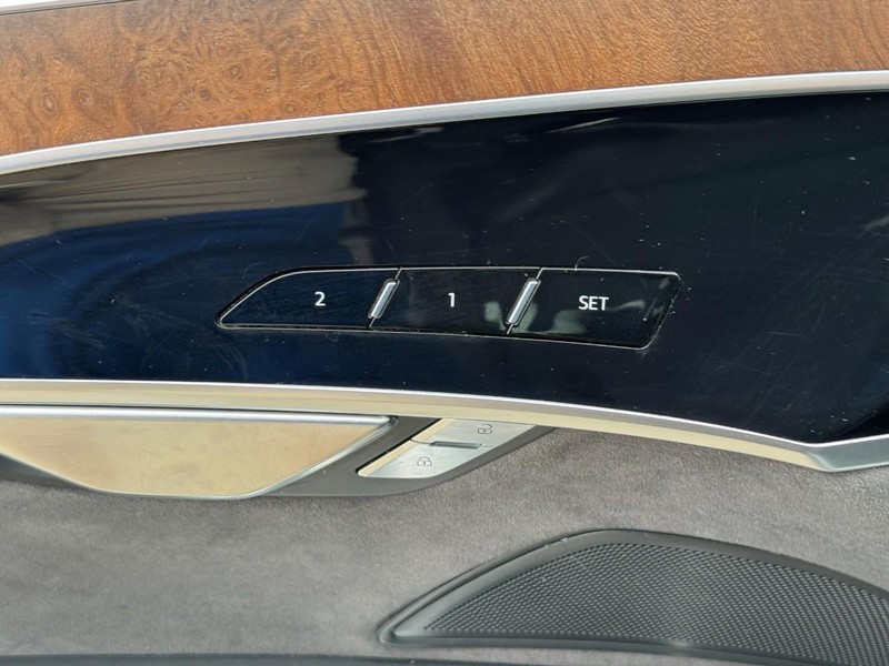 Audi A8 Vehicle Full-screen Gallery Image 16