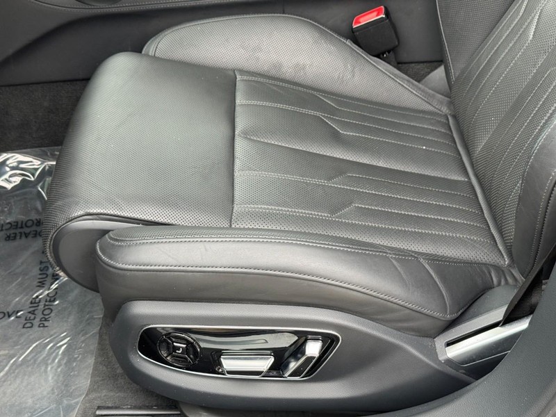 Audi A8 Vehicle Full-screen Gallery Image 17