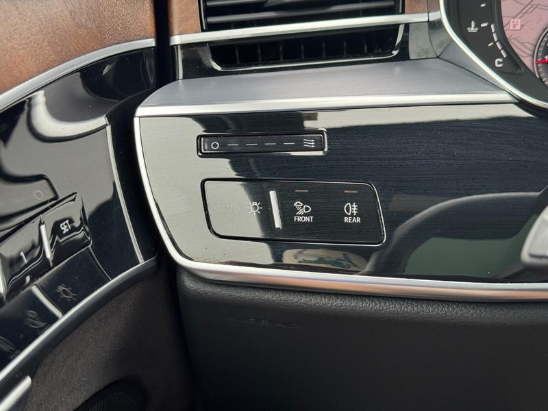 Audi A8 Vehicle Full-screen Gallery Image 18