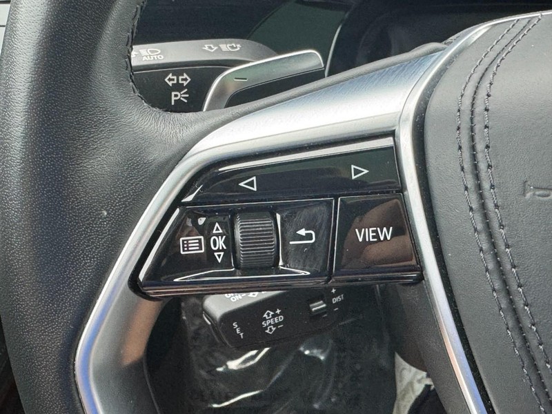 Audi A8 Vehicle Full-screen Gallery Image 19