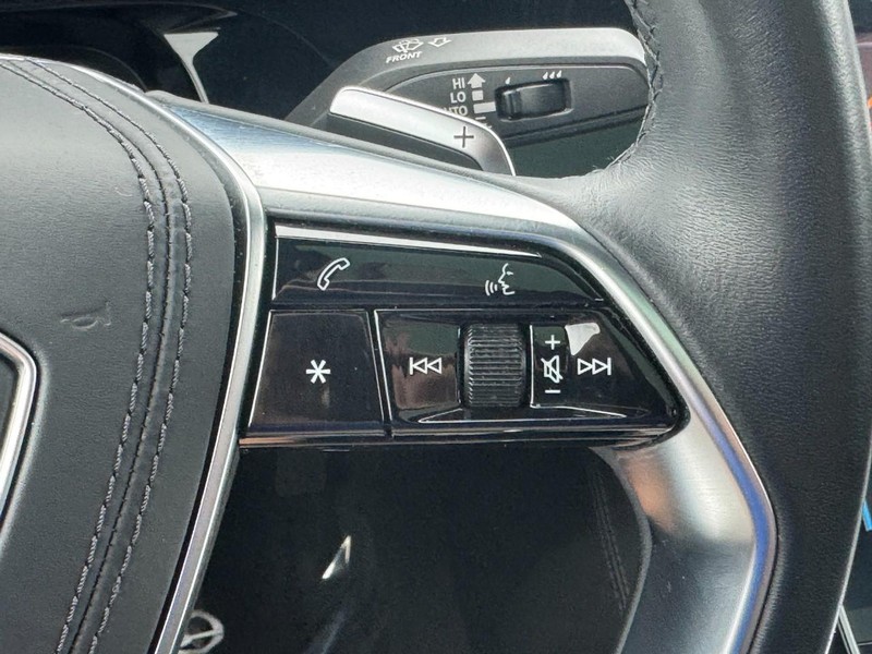 Audi A8 Vehicle Full-screen Gallery Image 20