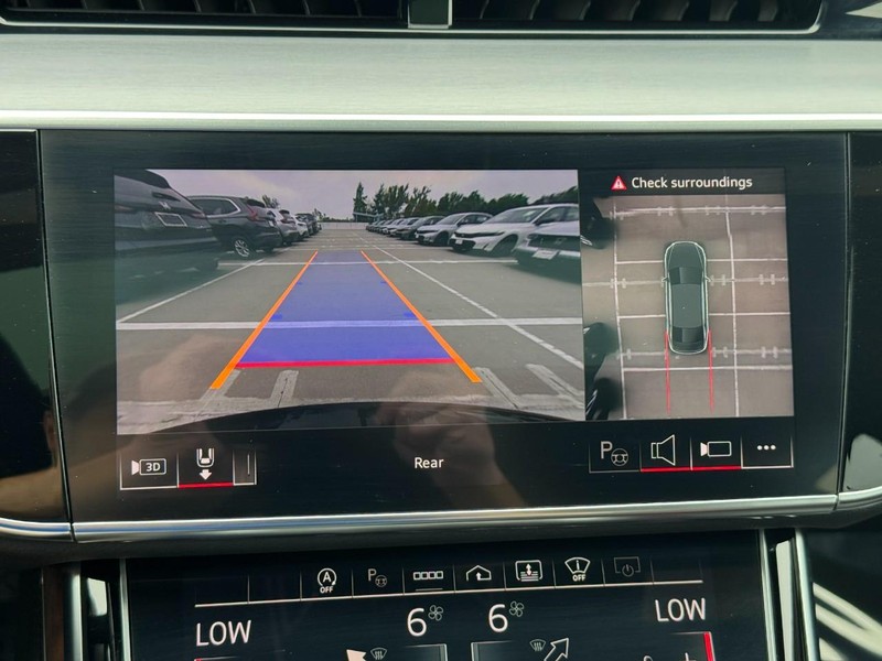 Audi A8 Vehicle Full-screen Gallery Image 23
