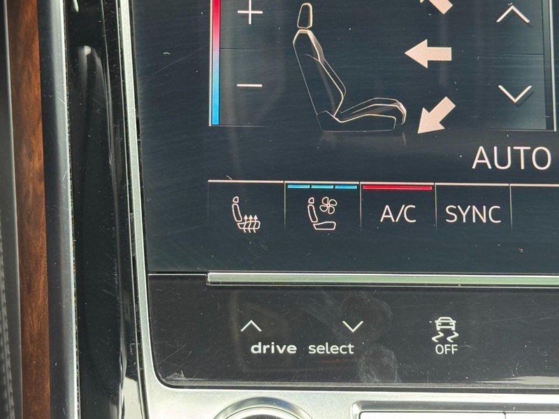 Audi A8 Vehicle Full-screen Gallery Image 24