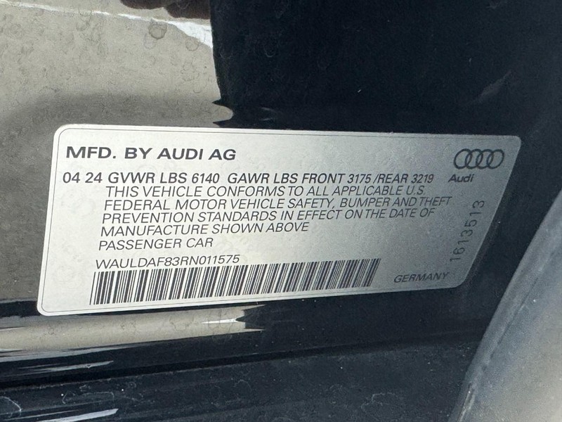 Audi A8 Vehicle Full-screen Gallery Image 25