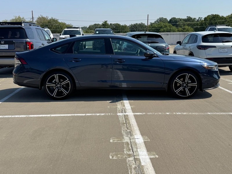 Honda Accord Sedan Vehicle Full-screen Gallery Image 02