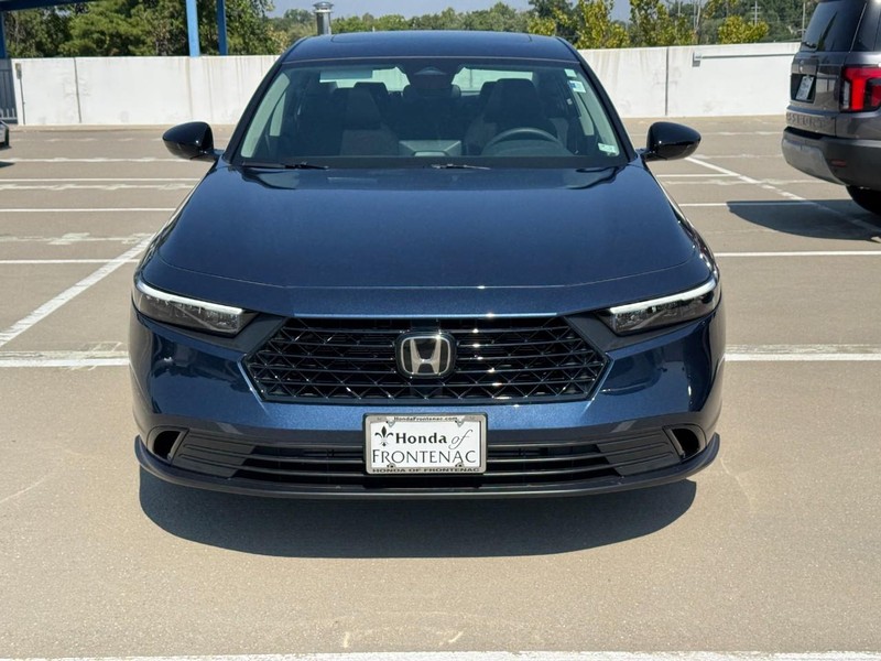 Honda Accord Sedan Vehicle Full-screen Gallery Image 09