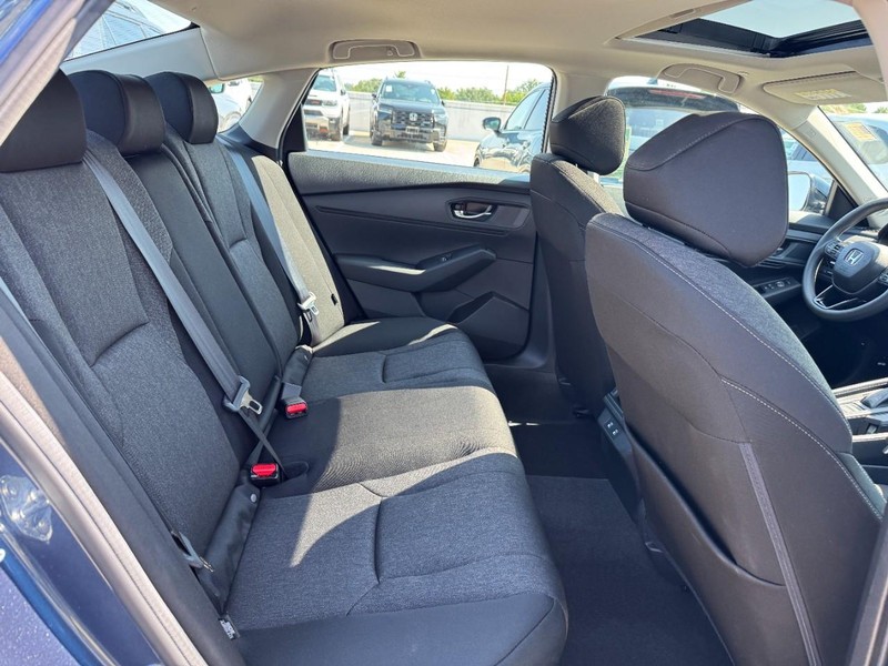 Honda Accord Sedan Vehicle Full-screen Gallery Image 10