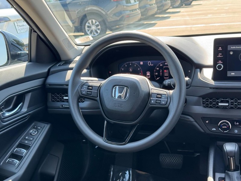 Honda Accord Sedan Vehicle Full-screen Gallery Image 13