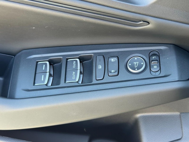 Honda Accord Sedan Vehicle Full-screen Gallery Image 16