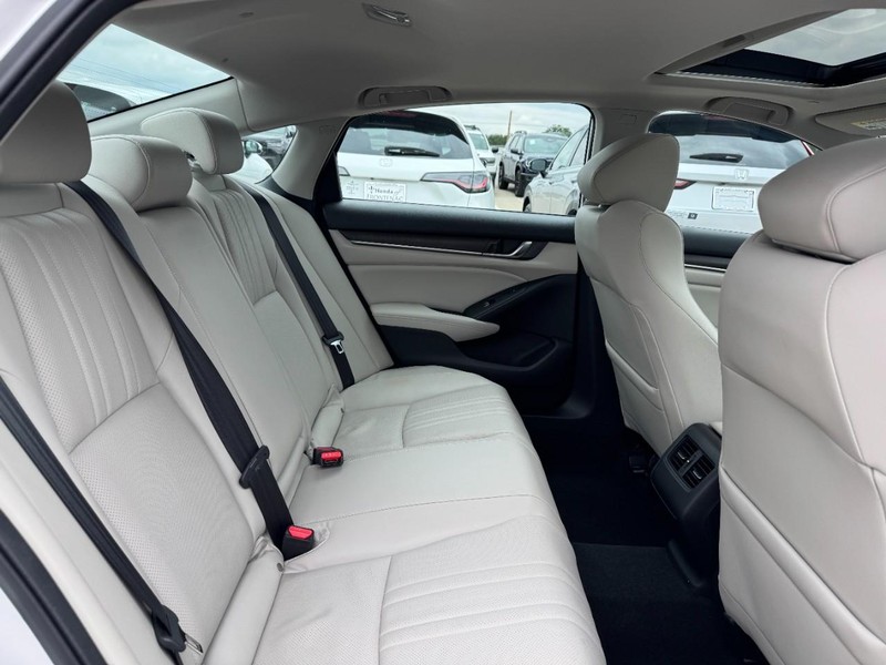 Honda Accord Sedan Vehicle Full-screen Gallery Image 11