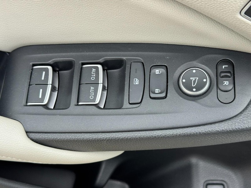 Honda Accord Sedan Vehicle Full-screen Gallery Image 16