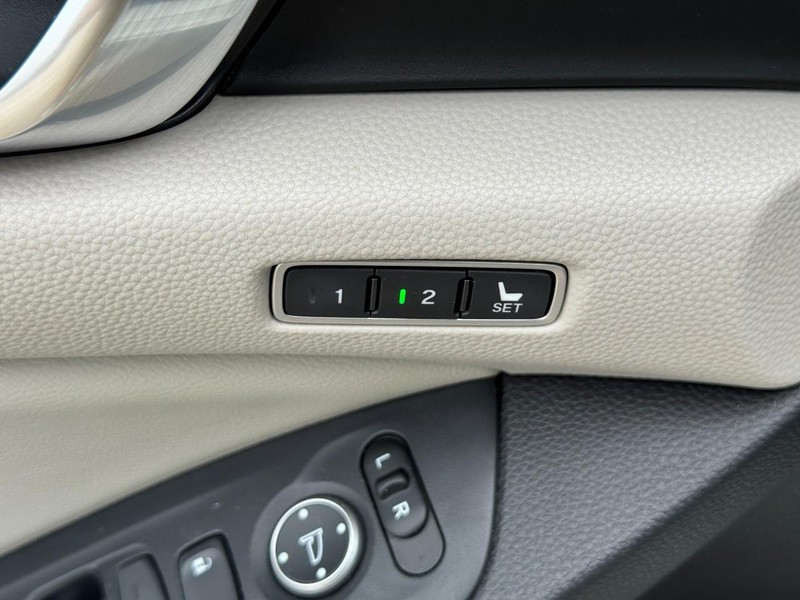 Honda Accord Sedan Vehicle Full-screen Gallery Image 17