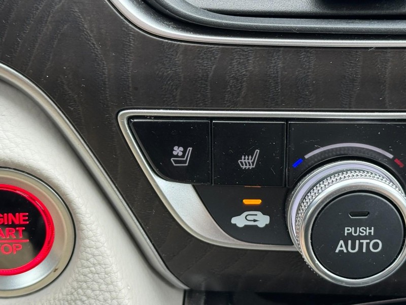 Honda Accord Sedan Vehicle Full-screen Gallery Image 25