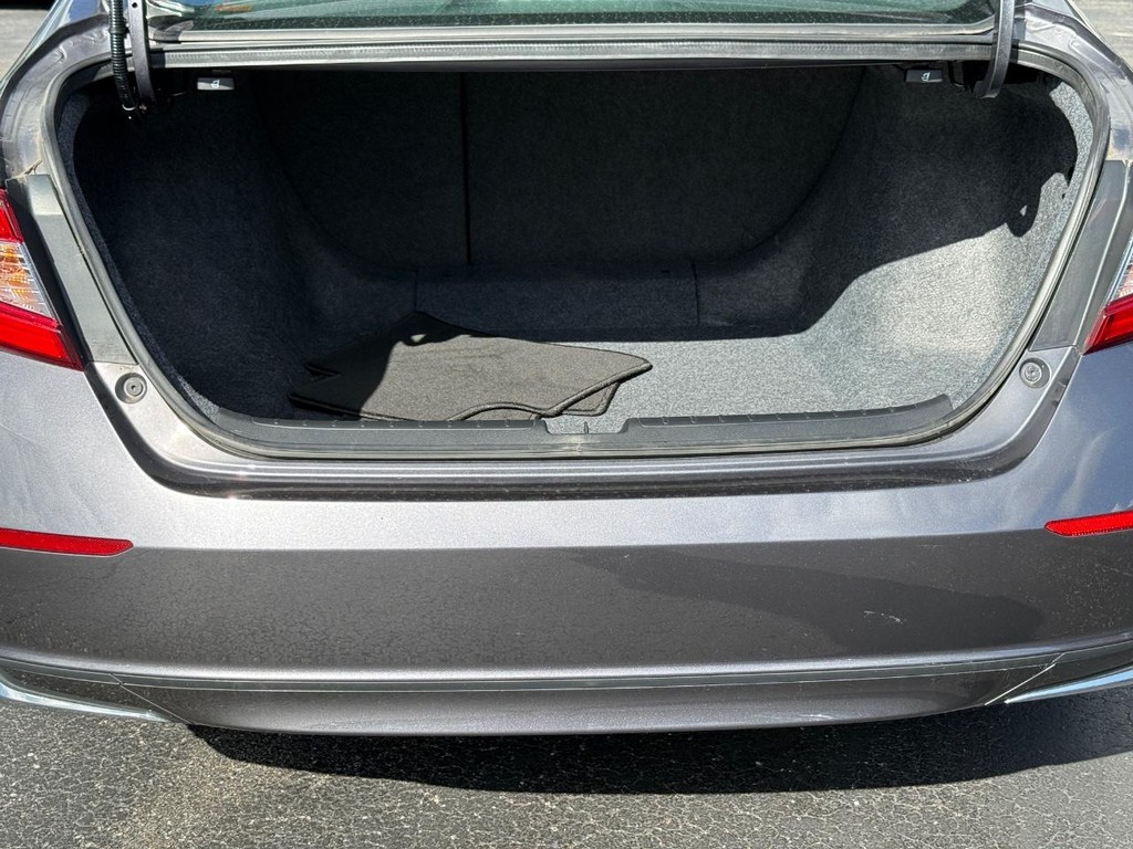 Honda Accord Hybrid Vehicle Full-screen Gallery Image 05