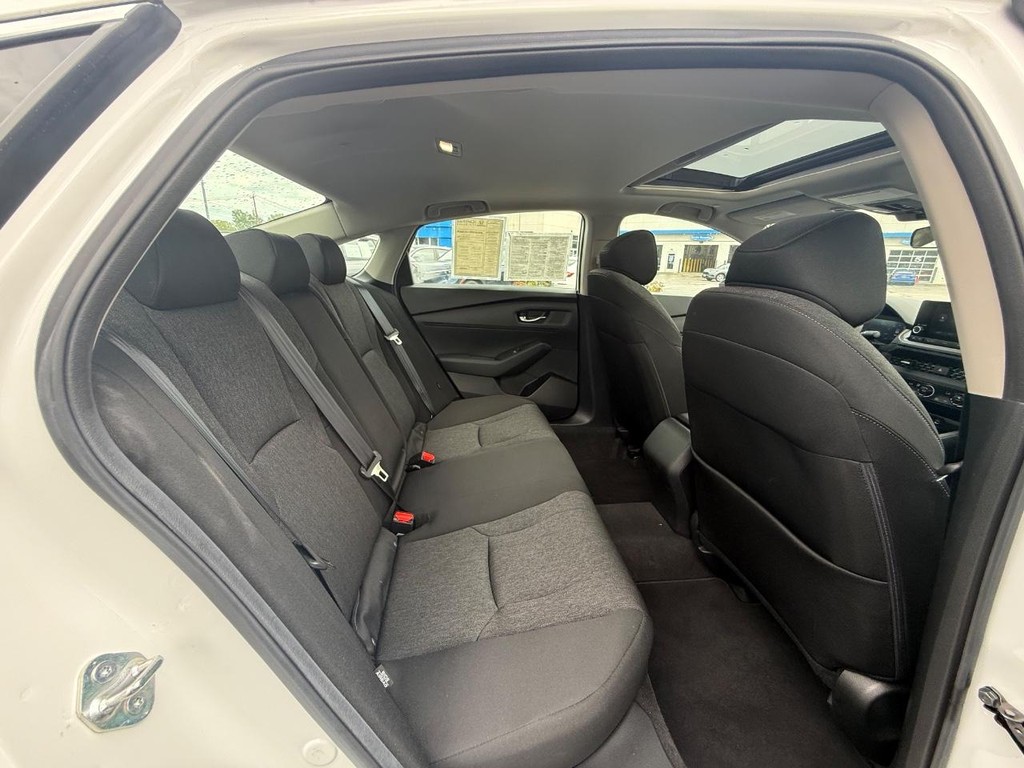 Honda Accord Sedan Vehicle Full-screen Gallery Image 11