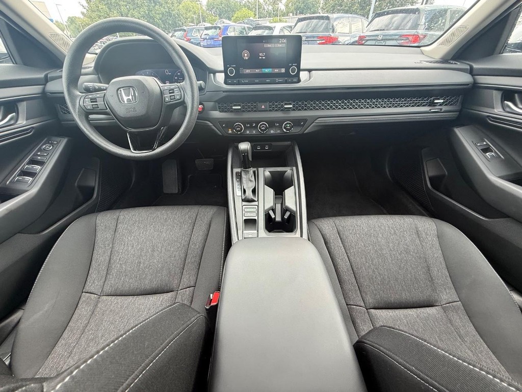 Honda Accord Sedan Vehicle Full-screen Gallery Image 13