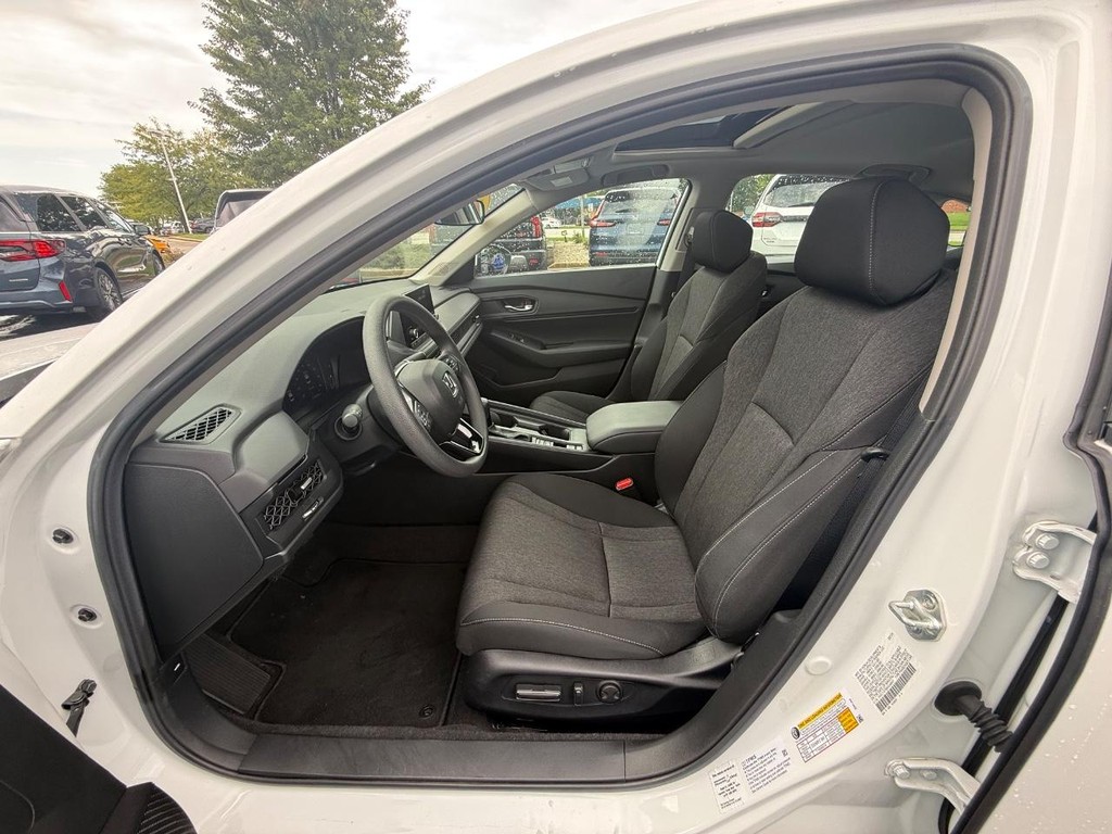 Honda Accord Sedan Vehicle Full-screen Gallery Image 25