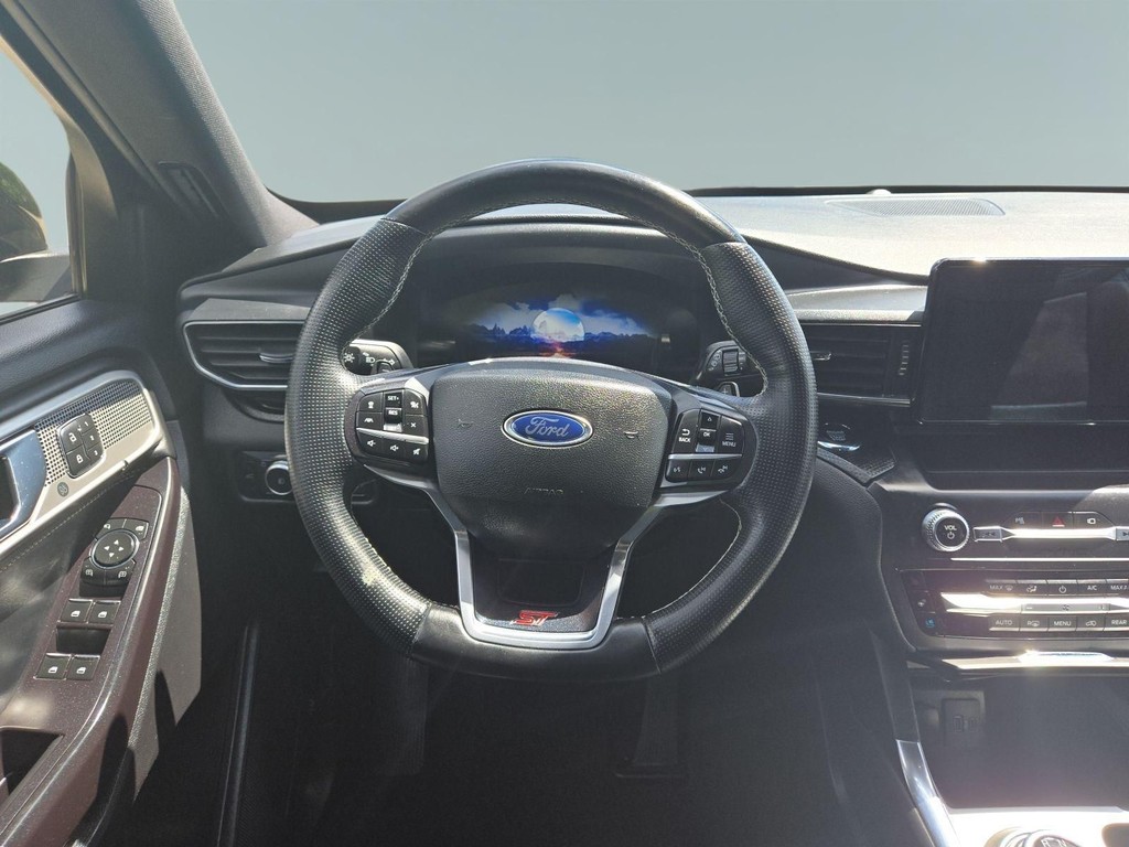 Ford Explorer Vehicle Full-screen Gallery Image 07
