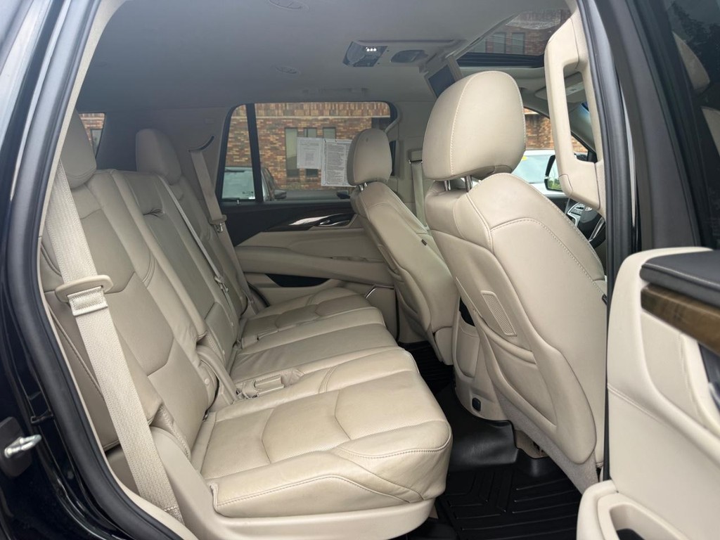 Cadillac Escalade Vehicle Full-screen Gallery Image 11