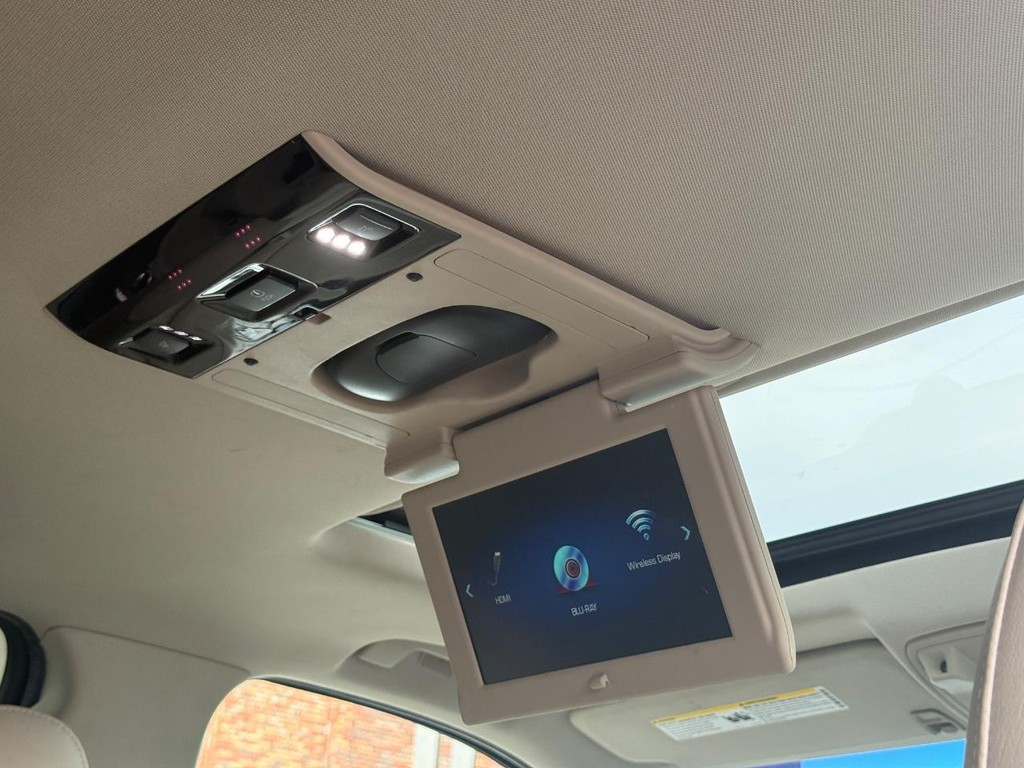 Cadillac Escalade Vehicle Full-screen Gallery Image 12