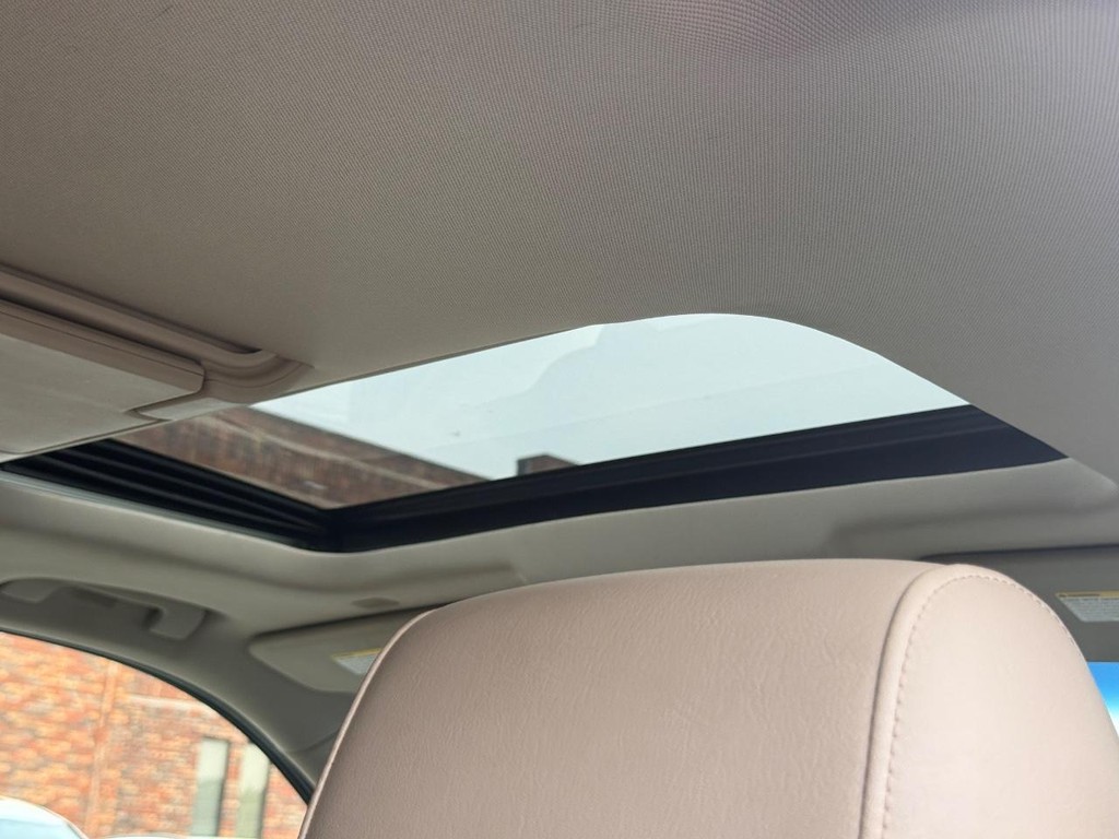 Cadillac Escalade Vehicle Full-screen Gallery Image 13