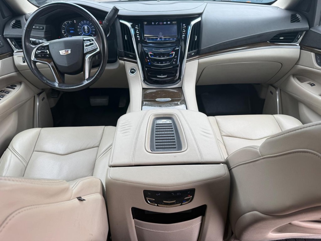 Cadillac Escalade Vehicle Full-screen Gallery Image 15