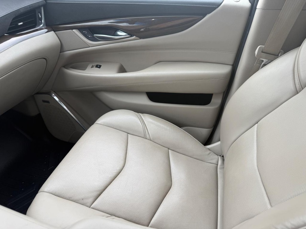 Cadillac Escalade Vehicle Full-screen Gallery Image 23