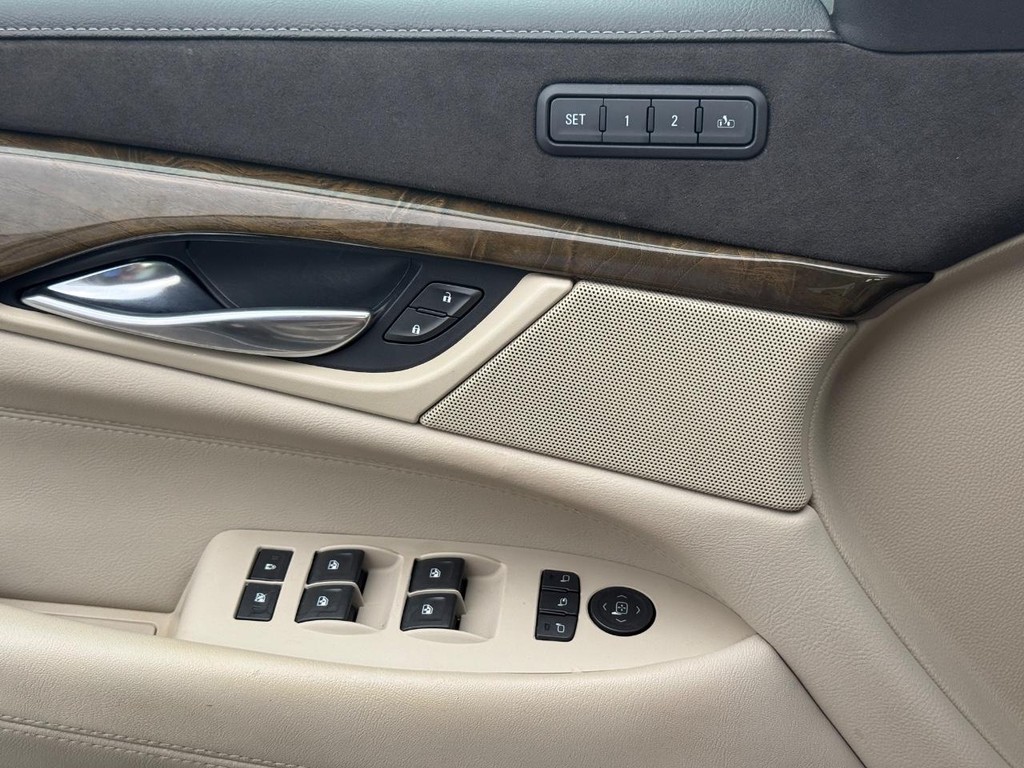 Cadillac Escalade Vehicle Full-screen Gallery Image 26