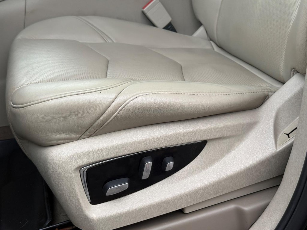 Cadillac Escalade Vehicle Full-screen Gallery Image 28