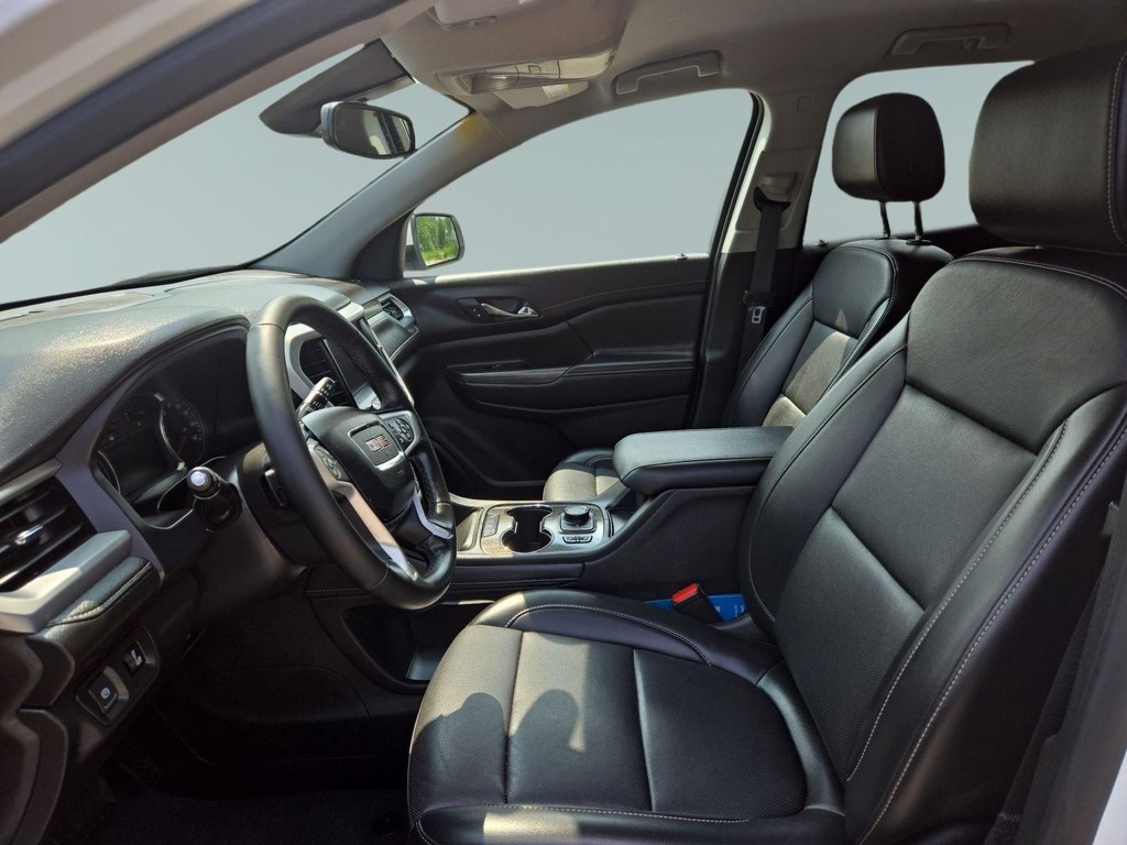 GMC Acadia Vehicle Full-screen Gallery Image 04