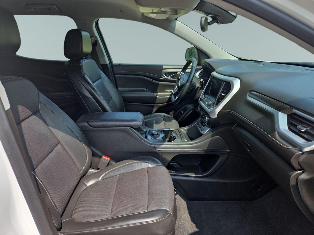 GMC Acadia Vehicle Full-screen Gallery Image 10