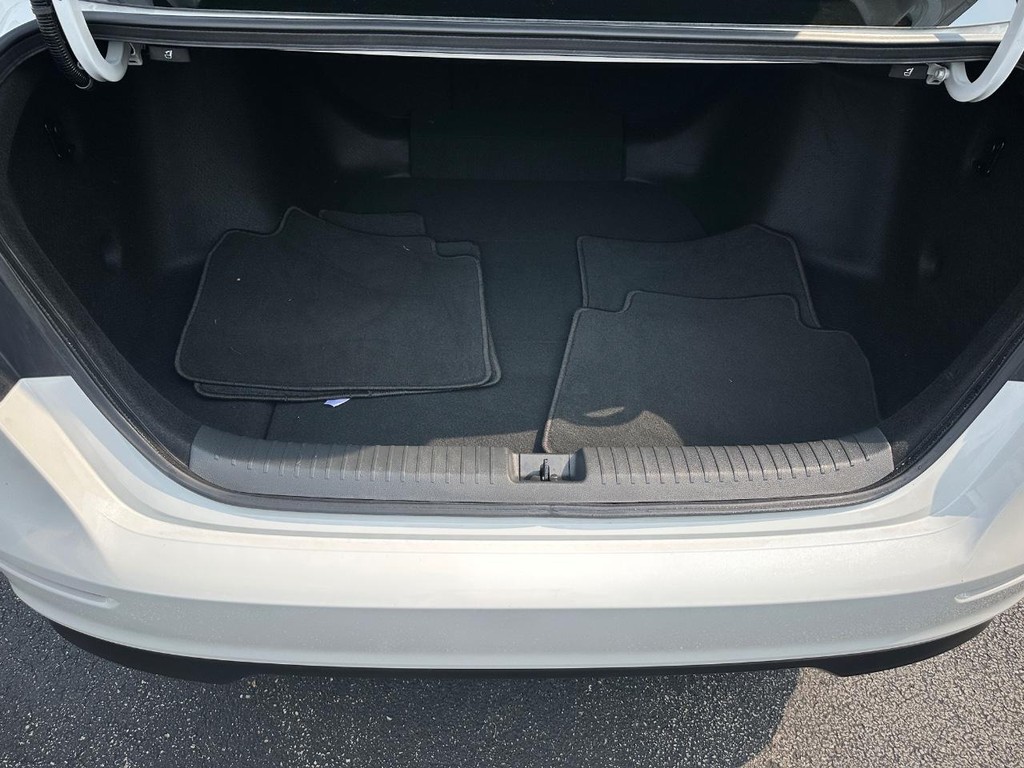 Honda Accord Sedan Vehicle Full-screen Gallery Image 05