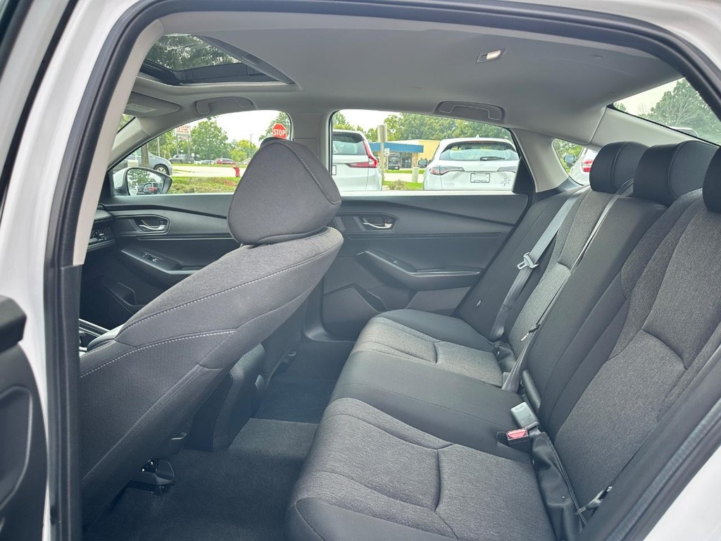 Honda Accord Sedan Vehicle Full-screen Gallery Image 10