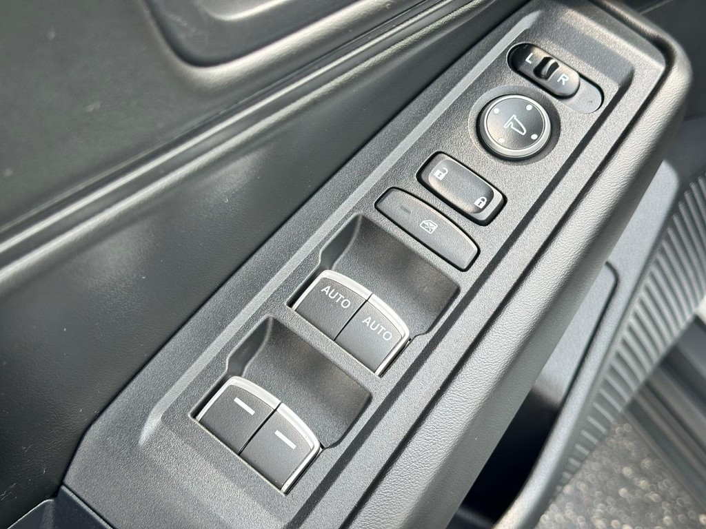 Honda Accord Sedan Vehicle Full-screen Gallery Image 18