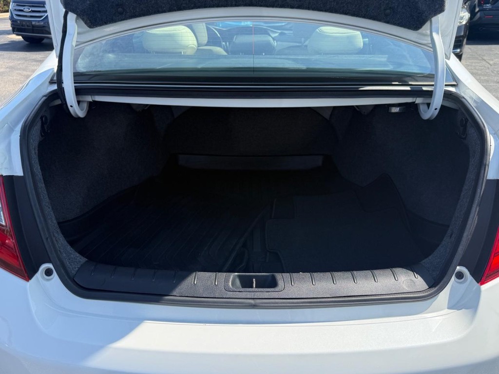 Honda Accord Coupe Vehicle Full-screen Gallery Image 06