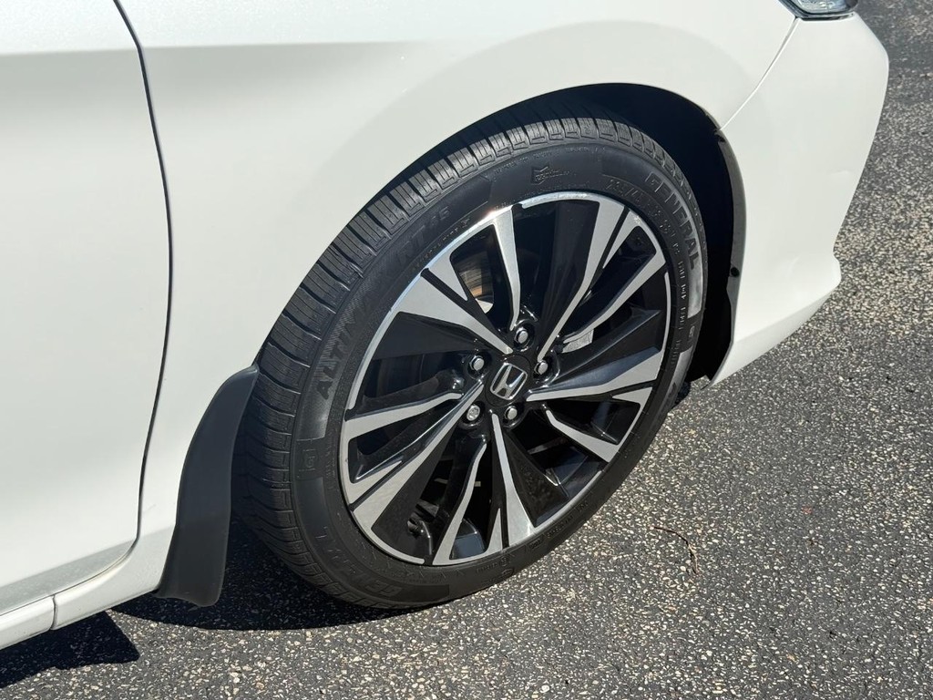 Honda Accord Coupe Vehicle Full-screen Gallery Image 07