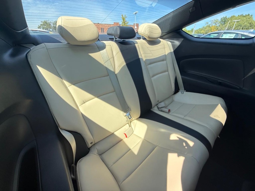Honda Accord Coupe Vehicle Full-screen Gallery Image 10