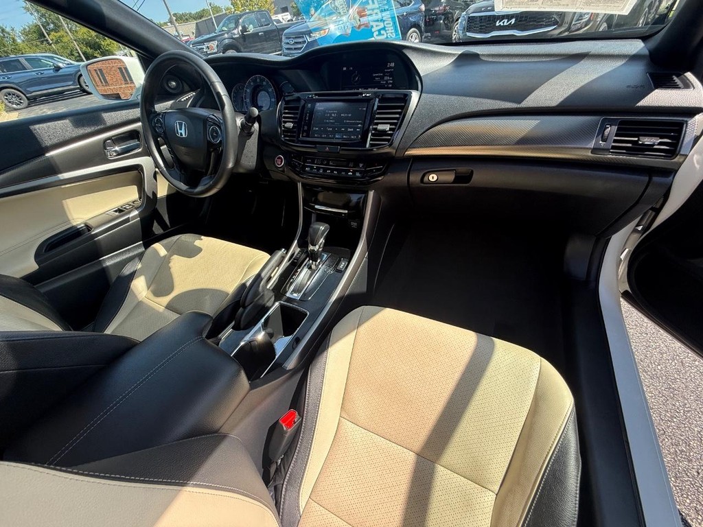 Honda Accord Coupe Vehicle Full-screen Gallery Image 12